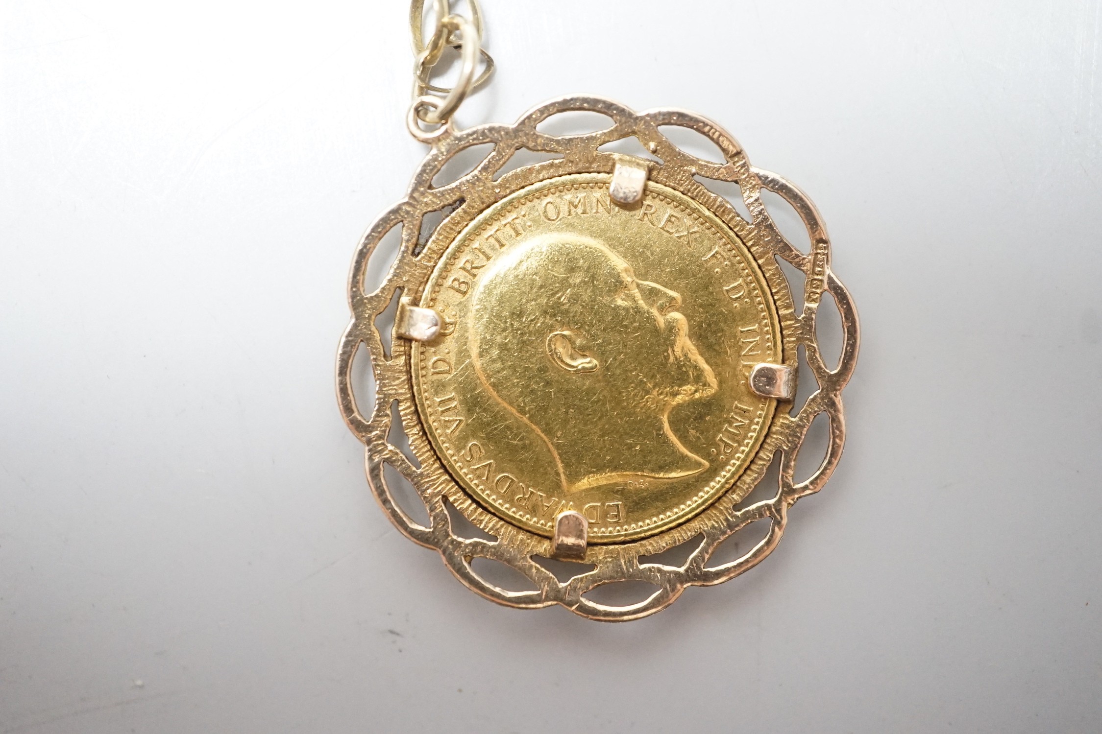 An Edwardian VII 1905 gold sovereign, in a later 9ct gold pendant mount, on a 9ct gold chain